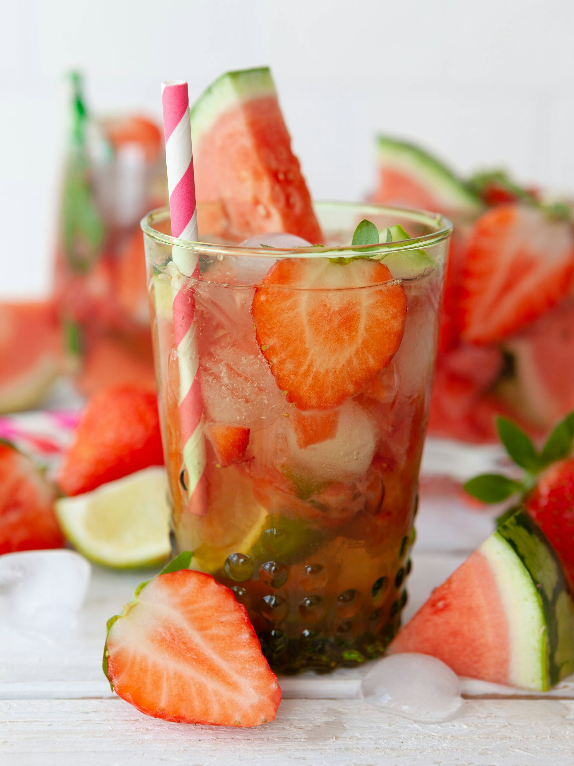 Spritzige Erfrischung: Diese leckere Bowle mit Erdbeeren und Melone passt perfekt zum Grillabend.