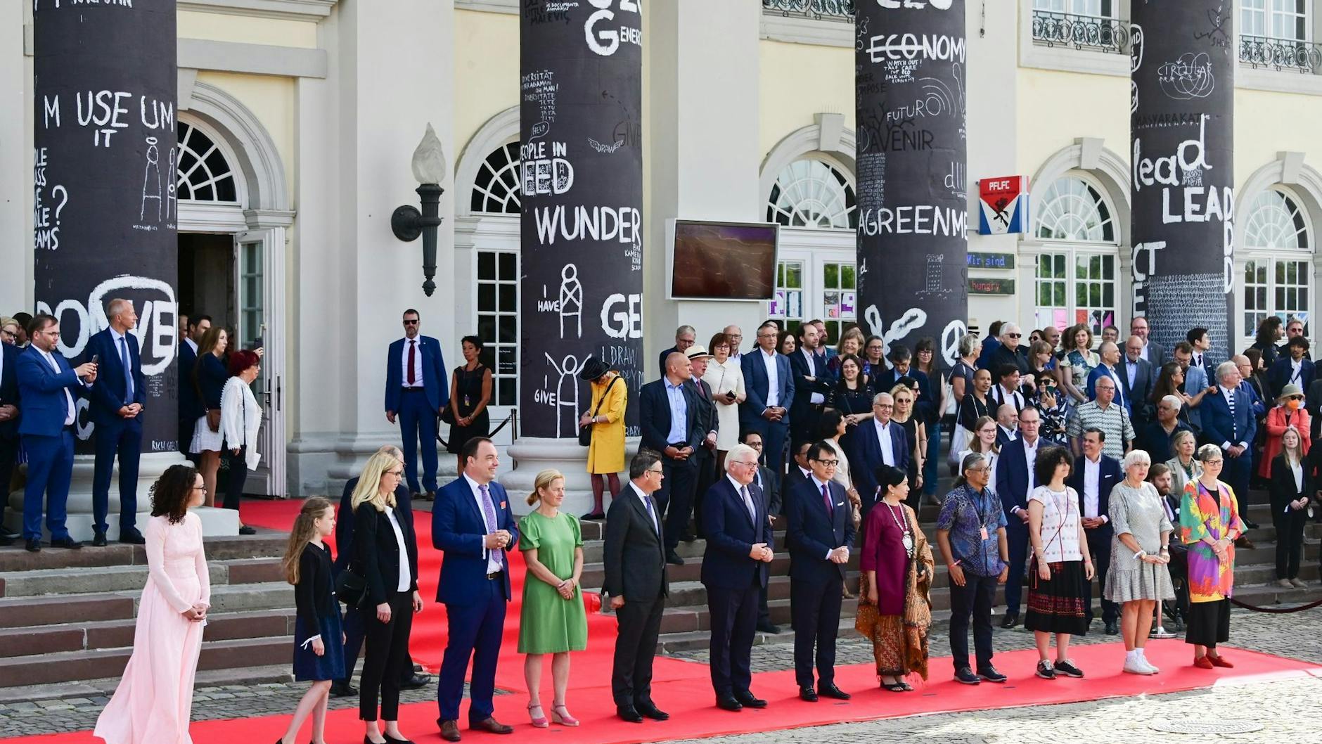 Bundespräsident Frank-Walter Steinmeier (M) und Ehrengäste auf dem roten Teppich vor dem Fridericianum.