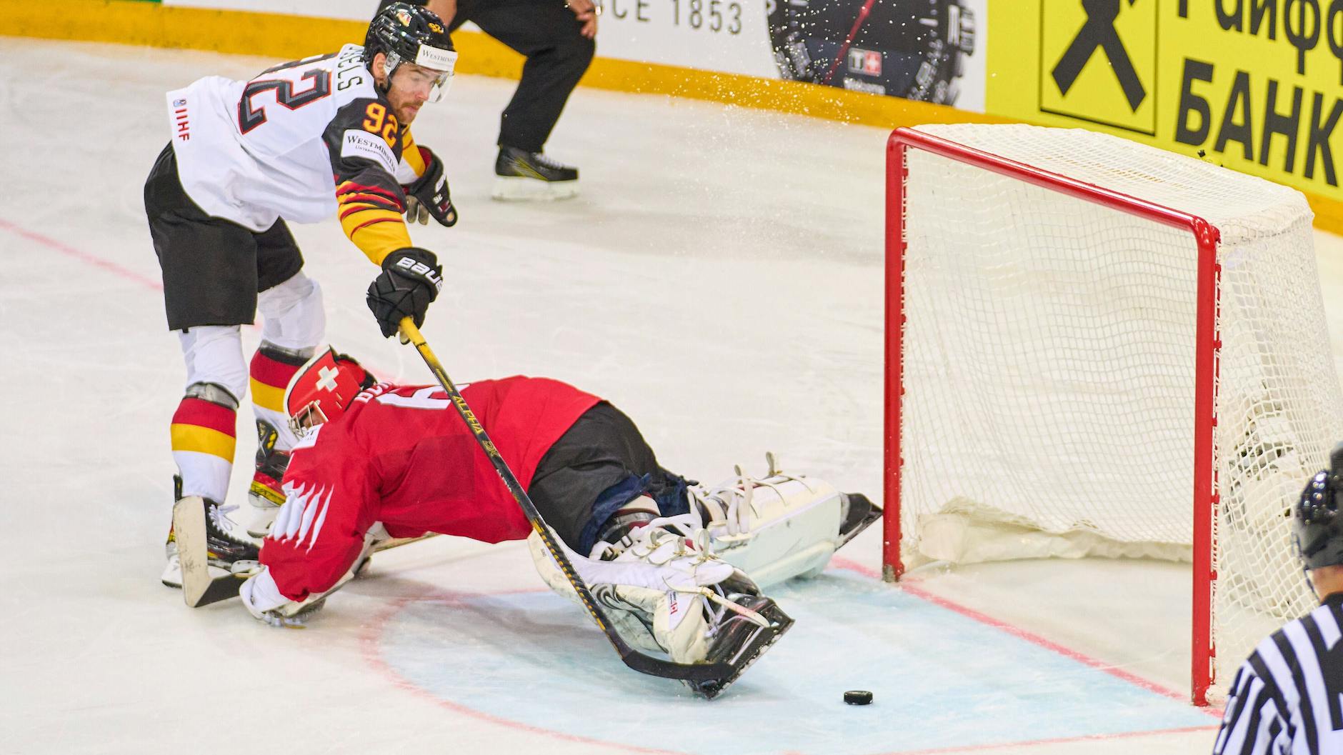 Der legendäre Penalty von Marcel Noebels bei der WM 2021, Bundestrainer Toni Söderholm wollte davon eine Briefmarke drucken.