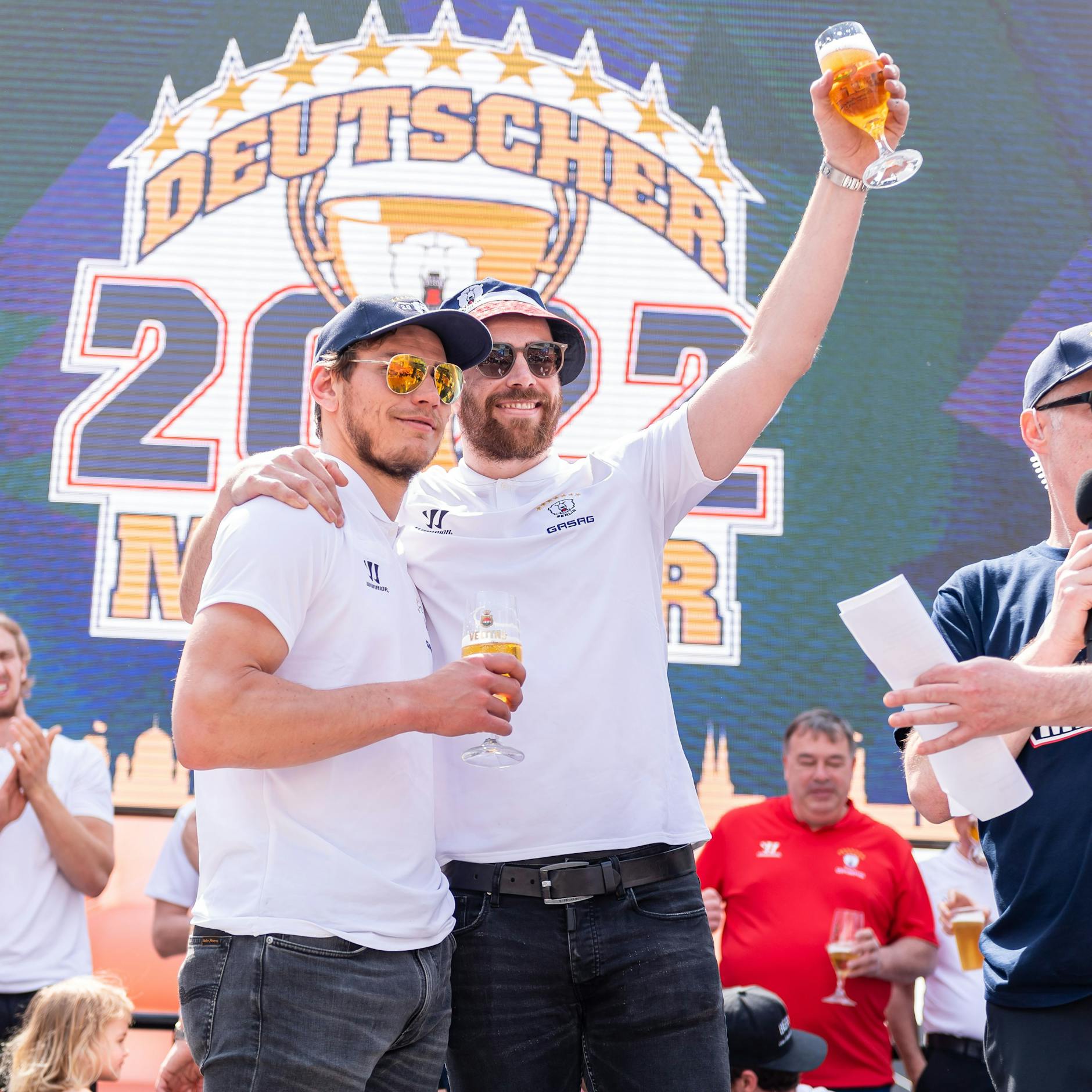 Meister 2022: Das Zauber-Duo Leo Pföderl (l.) und Marcel Noebels feiern auch zusammen.