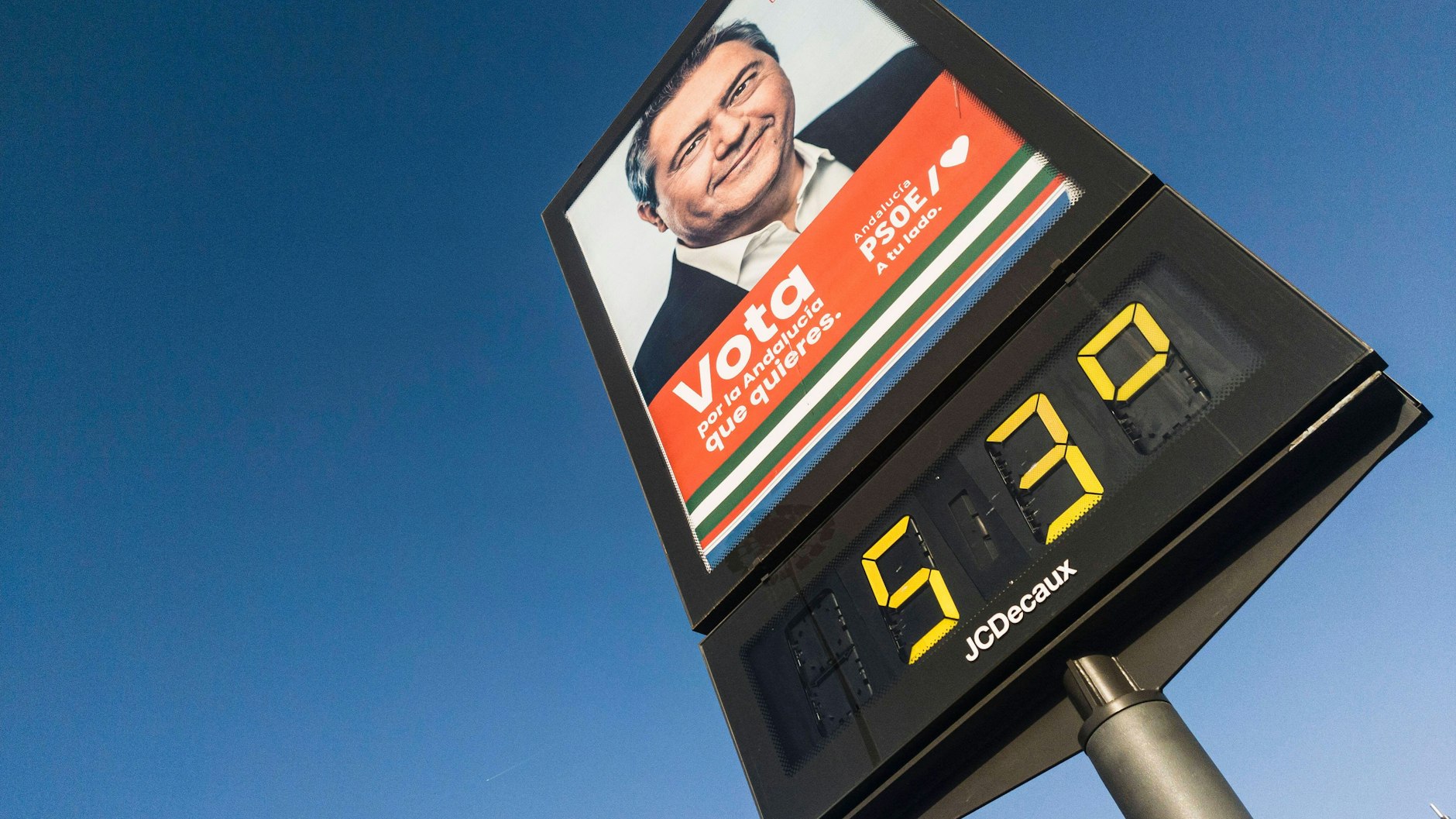 Spanien, 12. Juni 2022: Ein öffentliches Thermometer in Sevilla erreicht 53 Grad Celsius