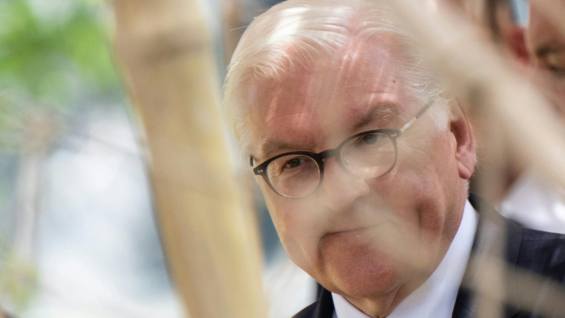 Bundespräsident Frank-Walter Steinmeier geht auf der Documenta Fifteen durch ein aus Bambus bestehendes Kunstwerk.