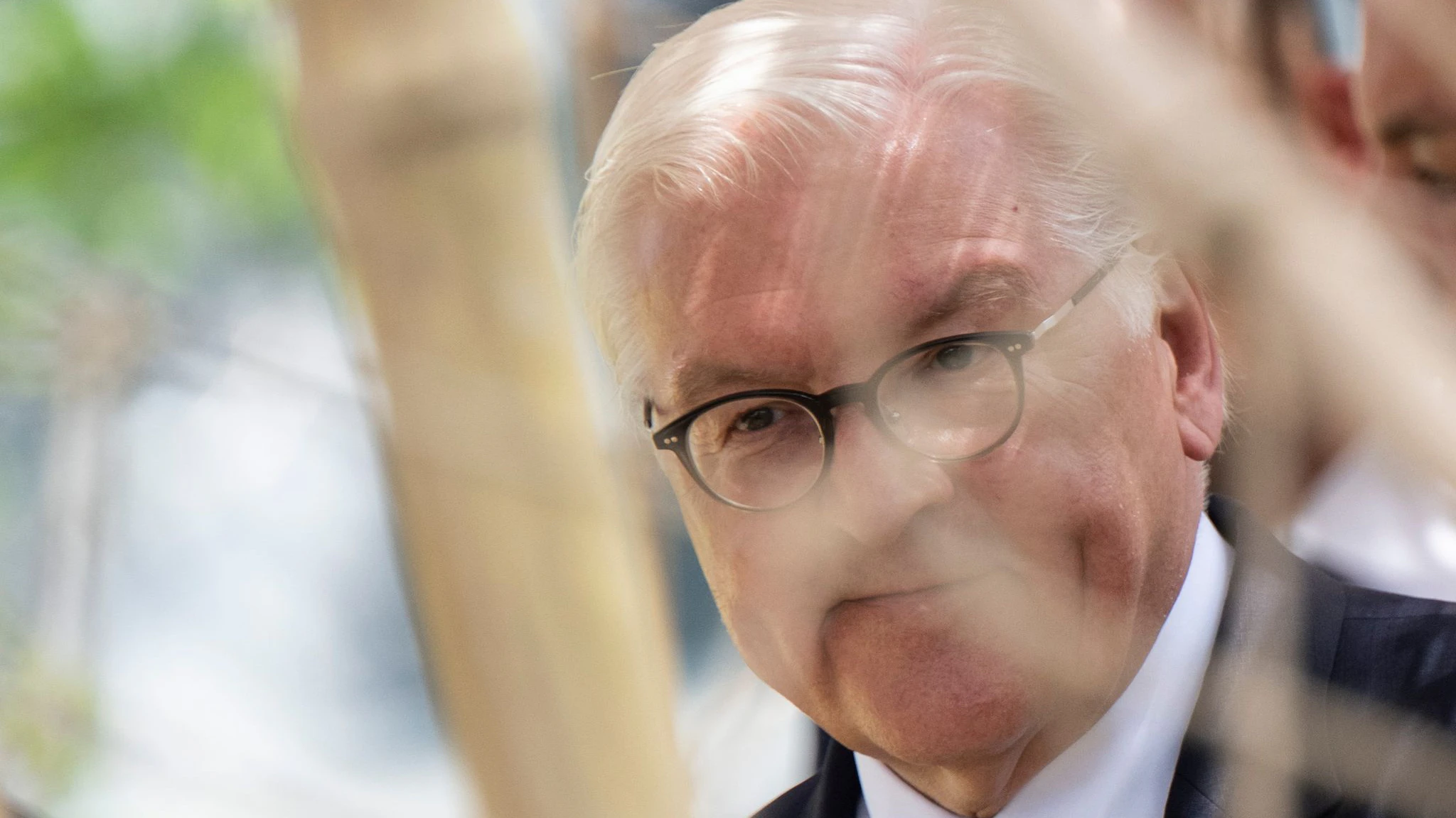 Bundespräsident Frank-Walter Steinmeier geht auf der Documenta Fifteen durch ein aus Bambus bestehendes Kunstwerk.