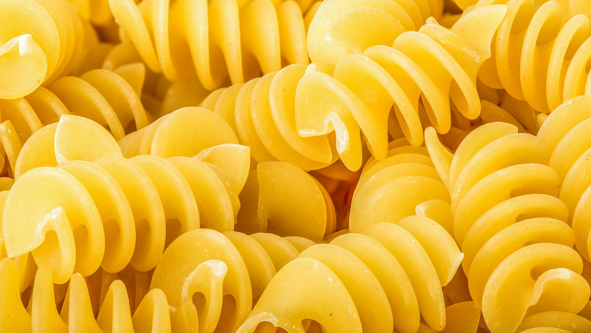 Für den Nudelsalat eignen sich Spirelli am besten. Aber auch jede andere Nudelsorte kann dafür verwendet werden.