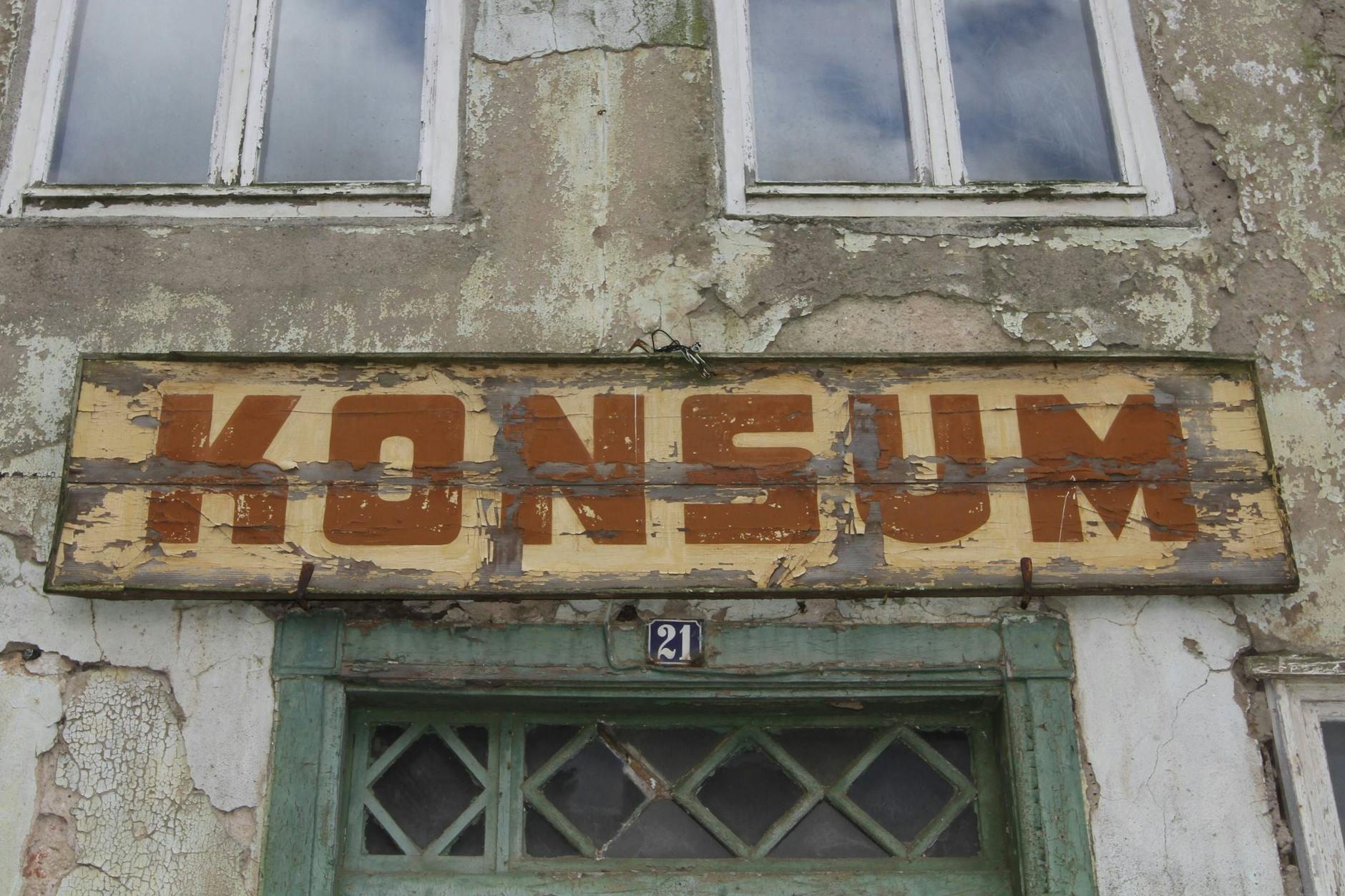 Ein verfallener Konsum aus der DDR.