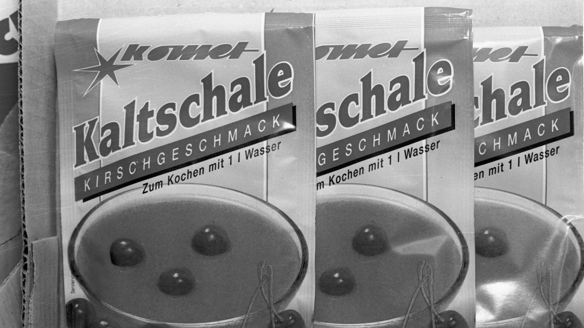 Kaltschale-Pulver gab es schon in der DDR - hier von der Firma Komet. Doch eine leckere Erdbeer-Kaltschale können Sie auch ganz leicht selbst machen.