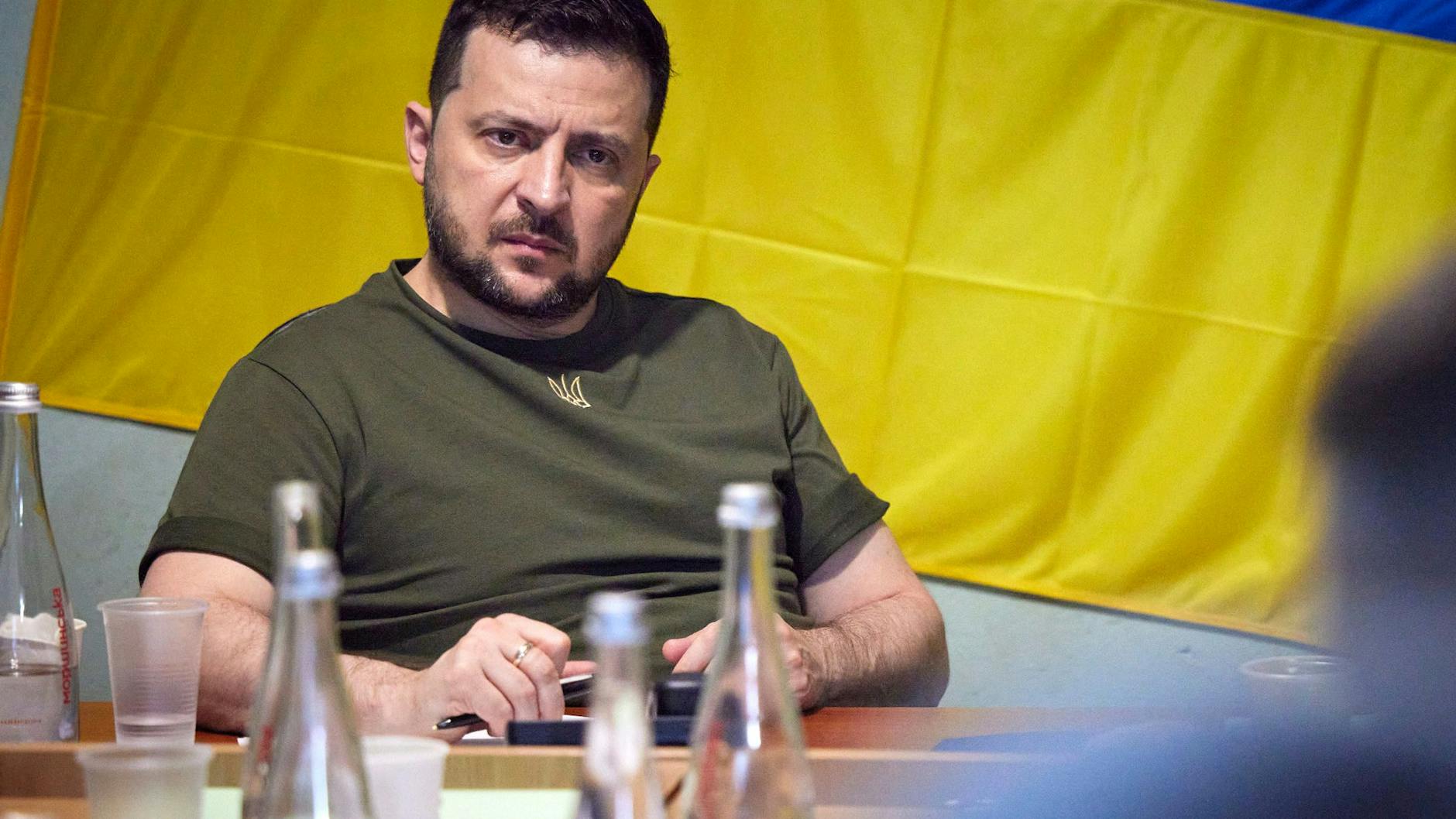 Wolodymyr Selenskyj bei einem Treffen mit dem Militär in der Region Mykolajiw.