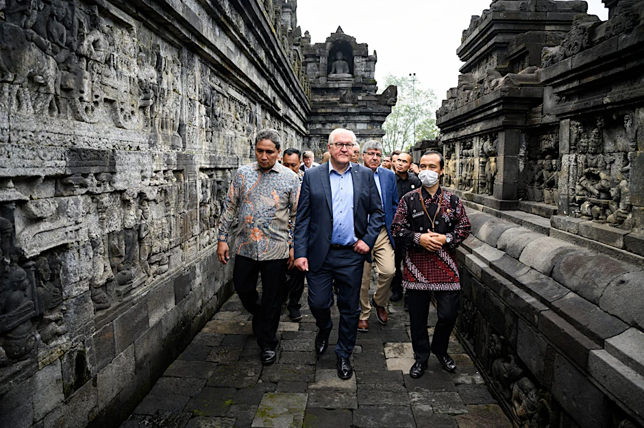 Bundespräsident Frank-Walter Steinmeier (M) wird durch die Tempelanlage Borobudur geführt. Der rund 1200 Jahre alte stufenförmige Tempel gilt als bedeutendstes buddhistisches Bauwerk auf Java und größter buddhistischer Tempel der Welt.  