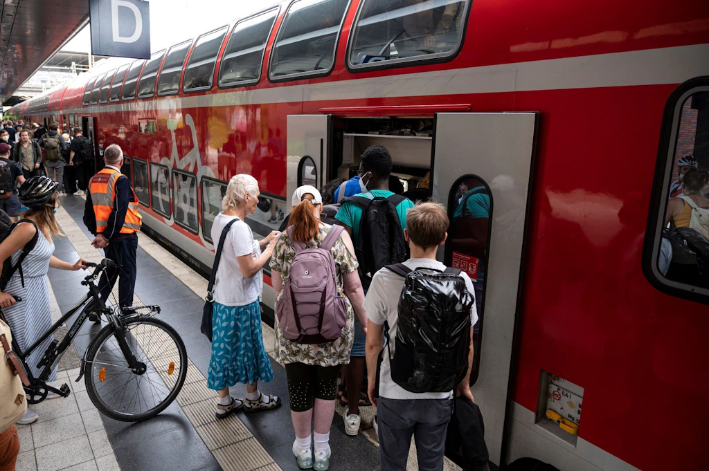 9-Euro-Ticket-Wahnsinn: Schon wieder Chaos auf mehreren Regio-Linien! Menschen können nicht zusteigen, Bahn-Mitarbeiter krankgemeldet