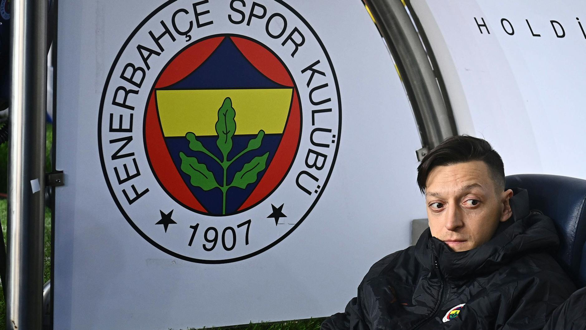 Mesut Özil saß erst bei Fenerbahce viel auf der Bank, dann wurde er suspendiert. Seinen bis 2024 laufenden Vertrag will der Ex-Nationalspieler dennoch erfüllen.