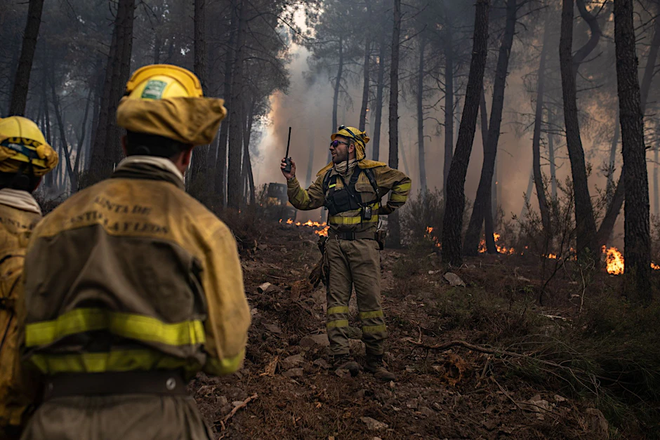 Feuerwehrleute sind während eines Brandes in der Sierra Culebra in der Provinz Zamora im Einsatz.  