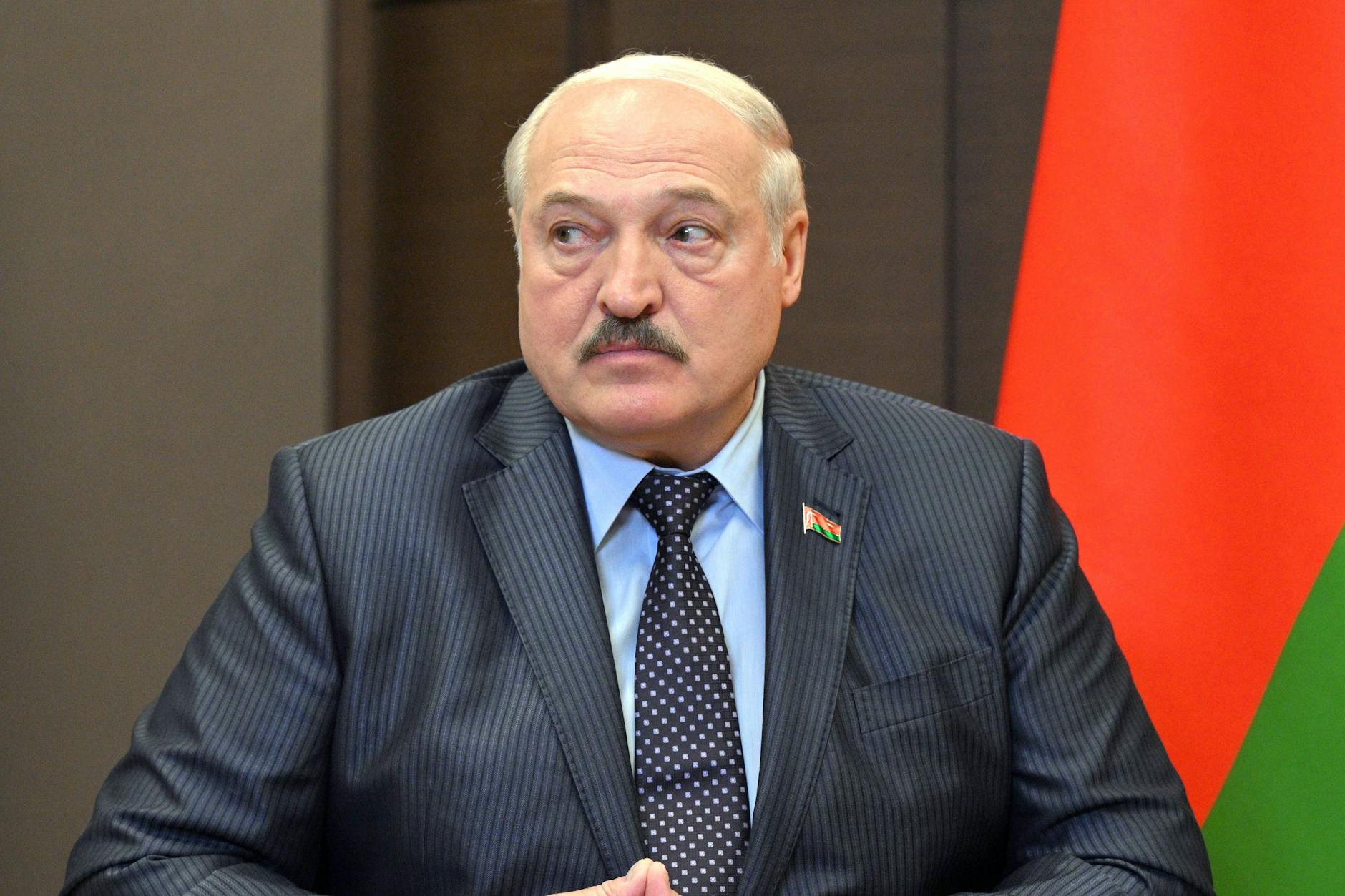 Der belarussische Diktator zieht gern den Kopf ein.