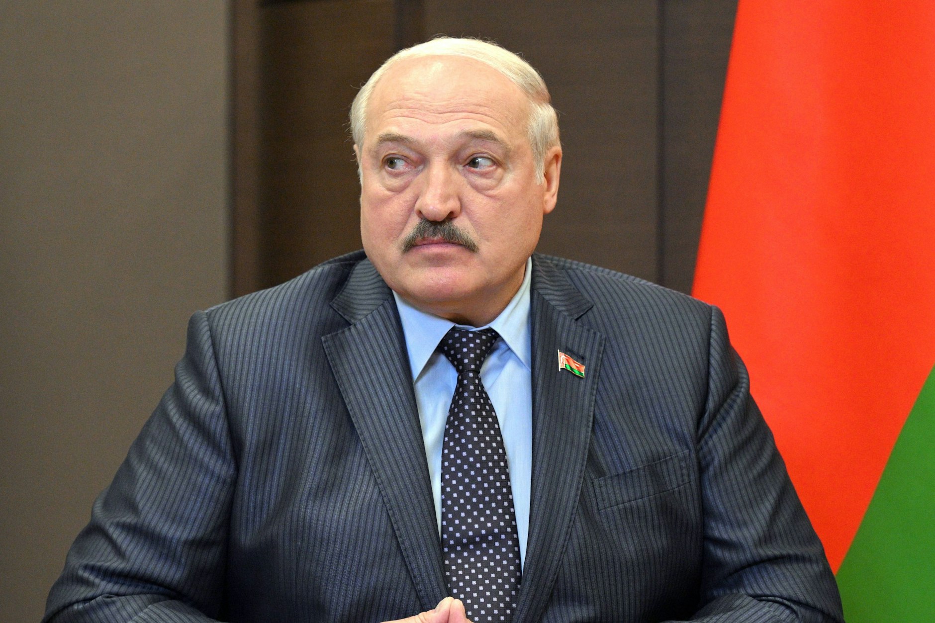 Der belarussische Diktator zieht gern den Kopf ein.
