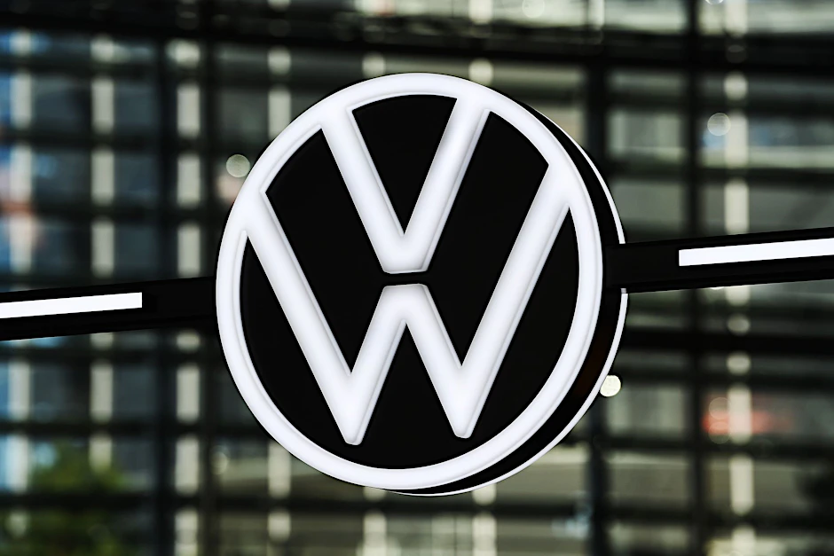 ARCHIV - Der Volkswagen-Konzern ist wegen Problemen mit der Chipversorgung und Corona-Beschränkungen weiter in einem Tief bei den Verkaufszahlen.  