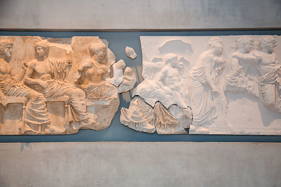 HANDOUT - Das installierte Ornamentstück auf dem Fries im Museum der Akropolis.  a - ACHTUNG: Nur zur redaktionellen Verwendung im Zusammenhang mit der aktuellen Berichterstattung und nur mit vollständiger Nennung des vorstehenden Credits