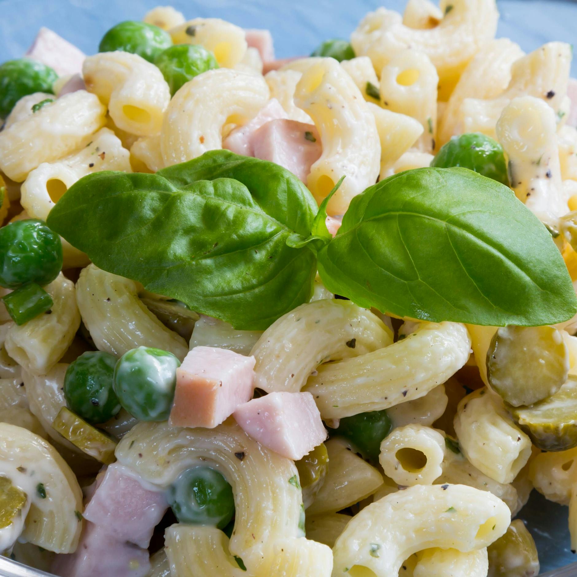 Geniales Blitz-Rezept für den Grillabend: Diesen Last-Minute-Nudelsalat müssen Sie probieren! Mit Fleischwurst und Käse ist er einfach nur lecker