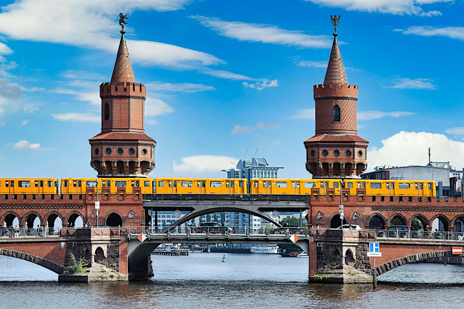 Die Aussicht auf die Oberbaumbrücke können Sie auch in einem der Berliner Restaurants genießen.