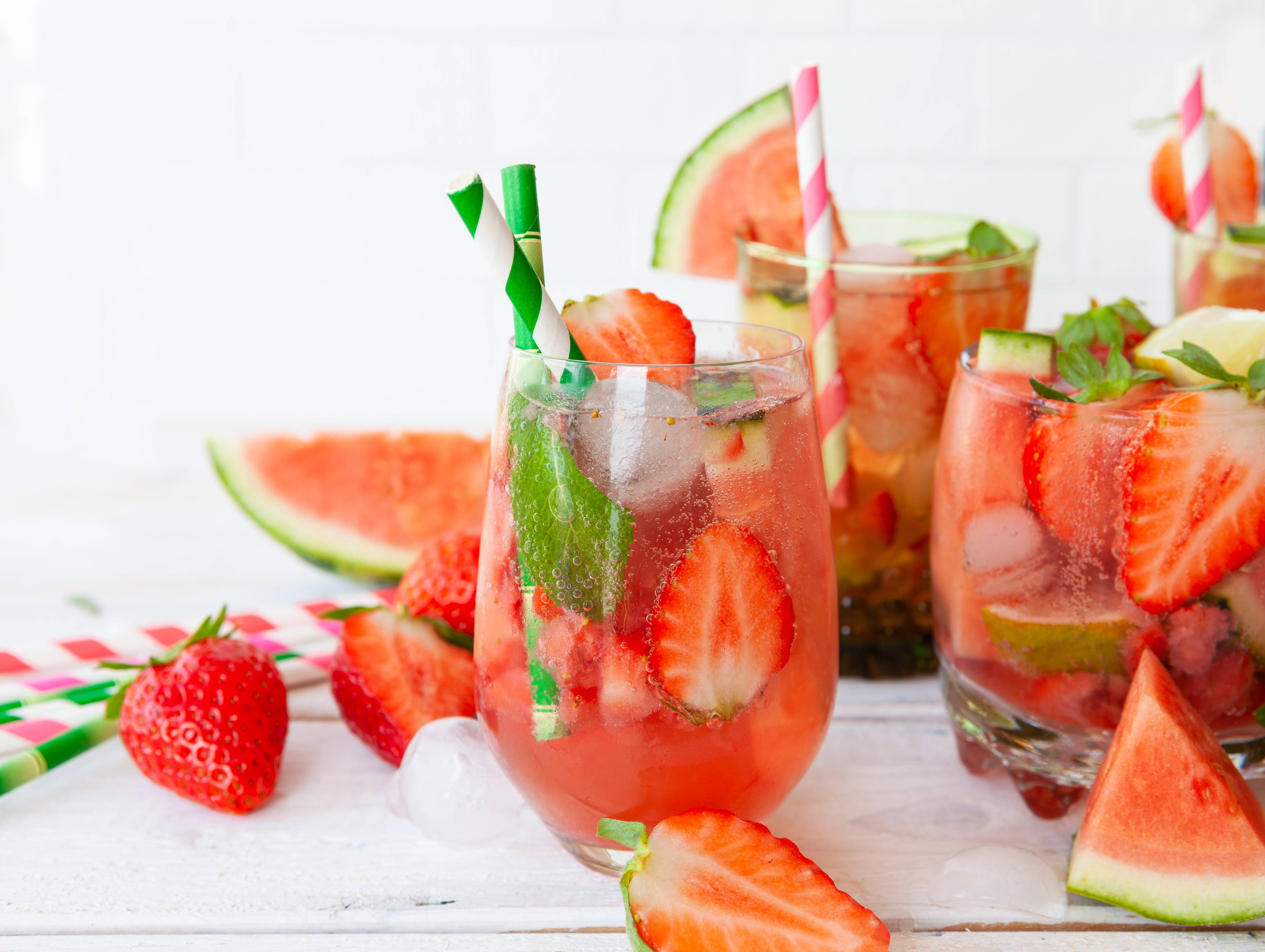 Erfrischend und süffig! Bowle mit Erdbeeren und Wassermelone: So verwandeln Sie die Sommerfrüchte in ein spritziges Getränk
