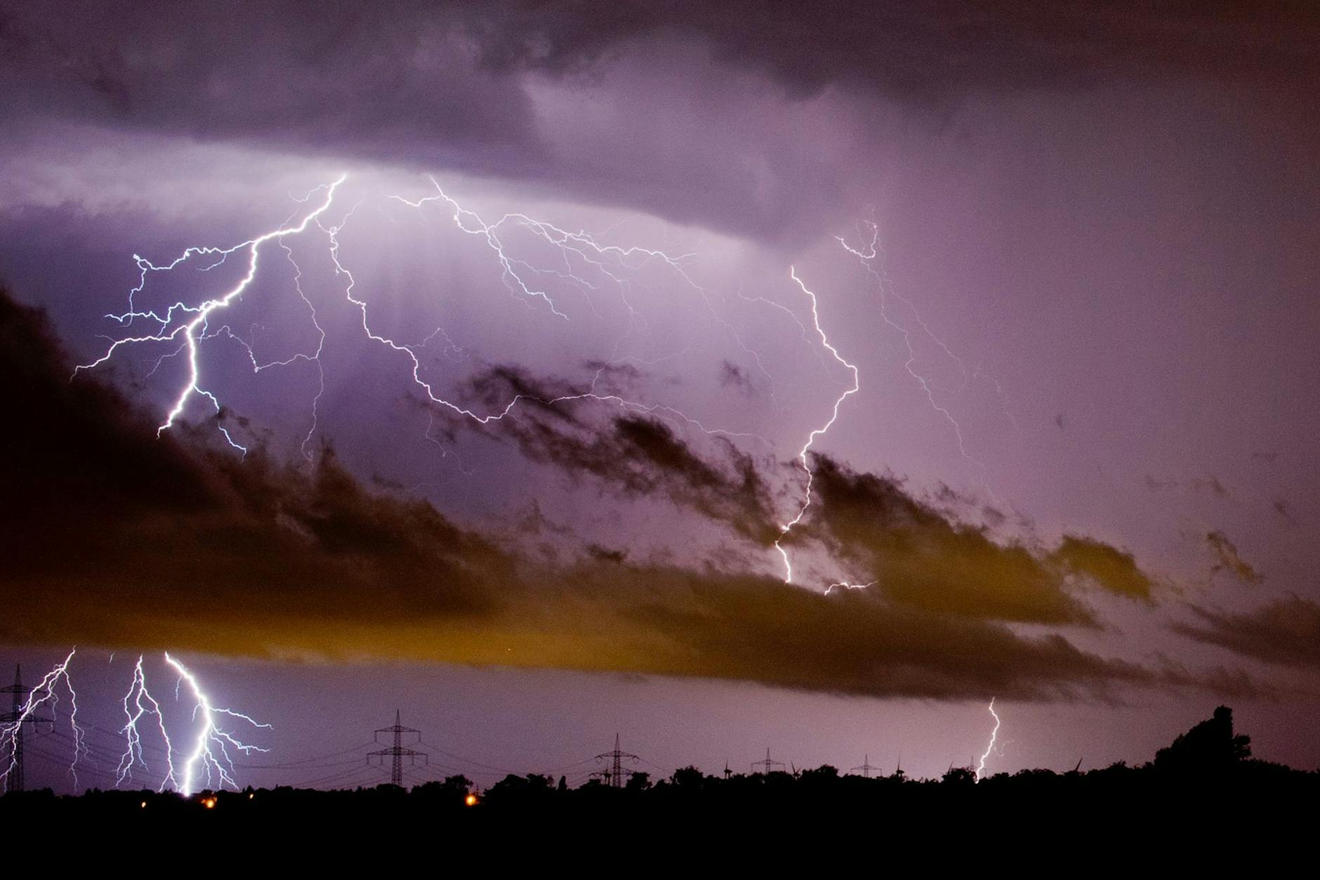Heftige Gewitter vertreiben die Hitze, doch nur für einen Tag, dann schießen die Temperaturen wieder in die Höhe.