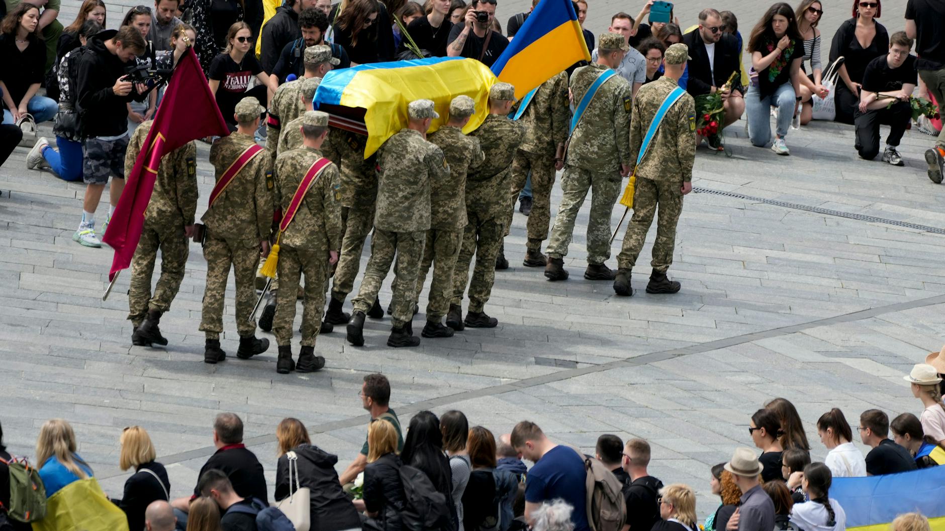 Trauerfeier für Roman Ratushnyi auf dem Maidan-Platz in Kiew.