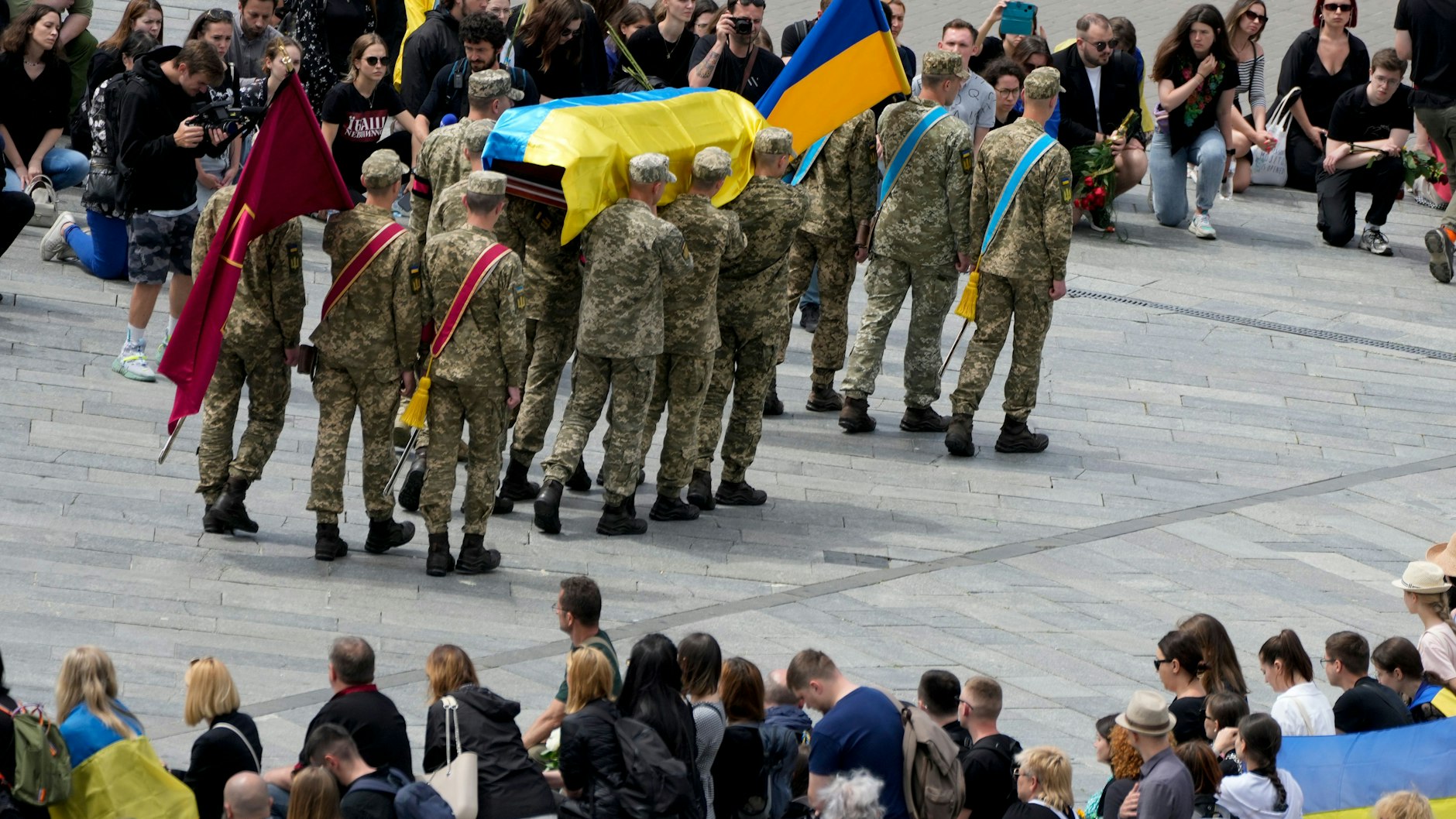 Trauerfeier für&nbsp; Roman Ratushnyi auf dem Maidan-Platz in Kiew.