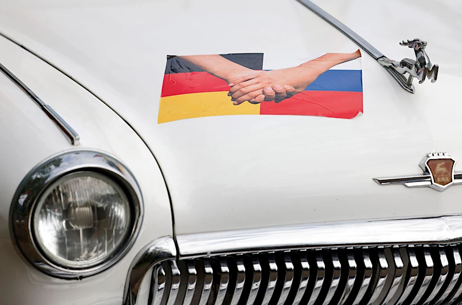 Ein Auto der Marke „Wolga“ ist mit russischen und deutschen Flaggen verziert. (Archivbild)