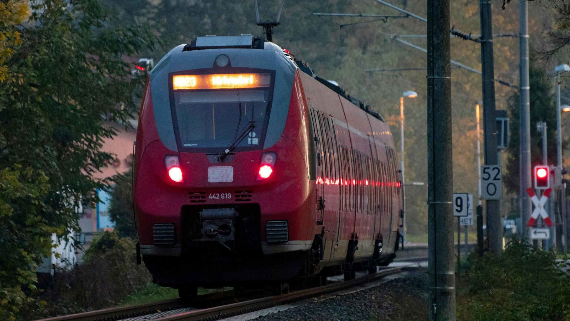 Züge verschiedener Regionalbahnlinien in Brandenburg fallen derzeit wegen der Waldbrände aus.