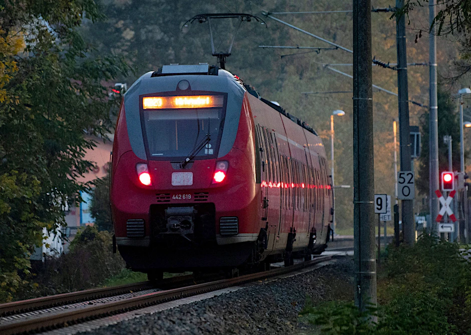 Züge verschiedener Regionalbahnlinien in Brandenburg fallen derzeit wegen der Waldbrände aus.