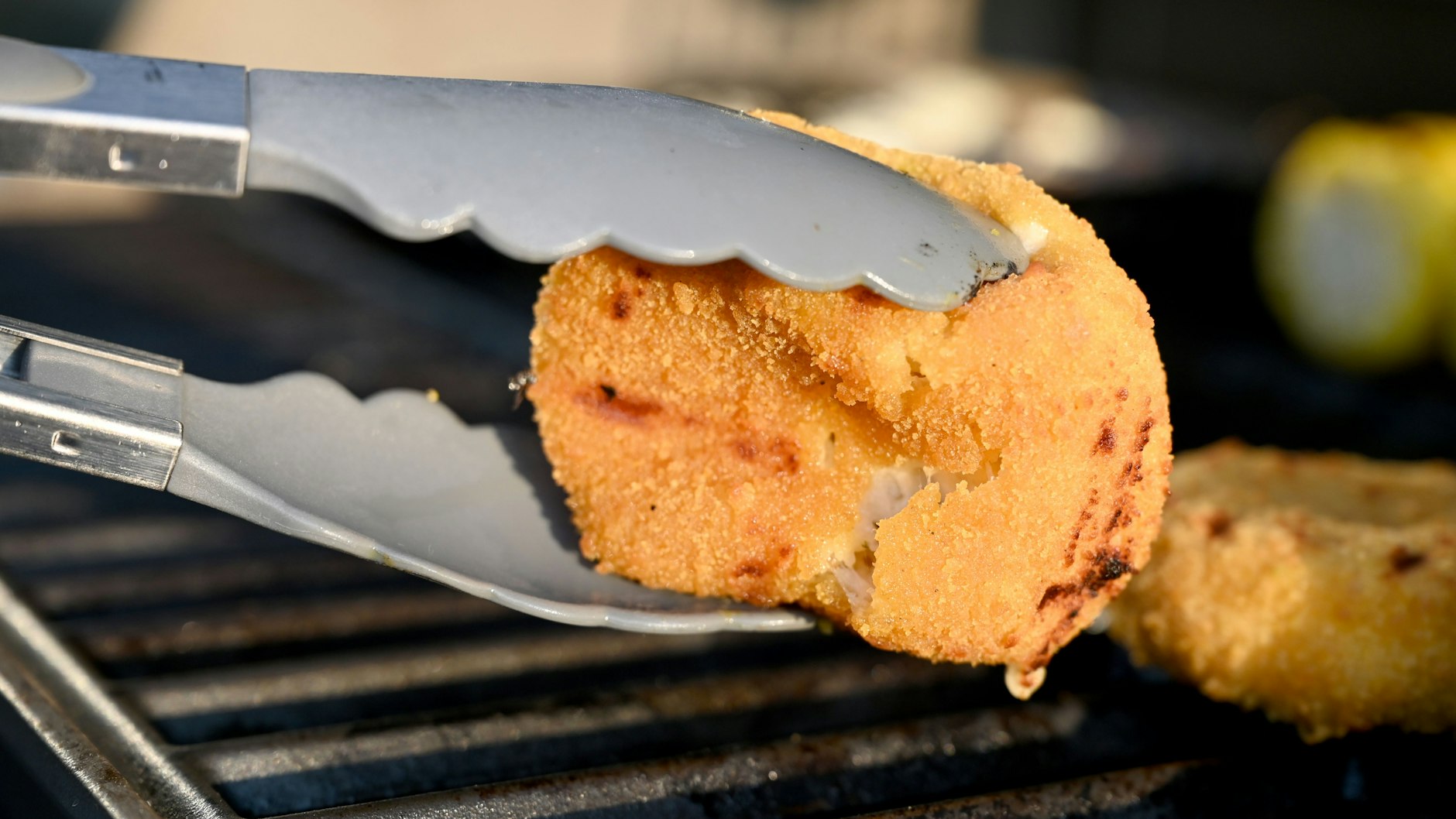 Grillkäse auf einem Gasgrill. Es liegt nicht nur der Duft von Würstchen und Steaks in der Luft im Jahr 2022, sondern weiterhin der Veggie-Trend.