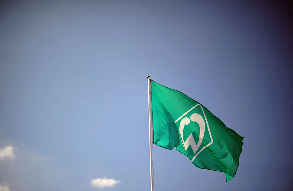 ARCHIV - Werder Bremen zieht seine Zusage für eine Spende an eine Sponsoren-Stiftung zurück.  