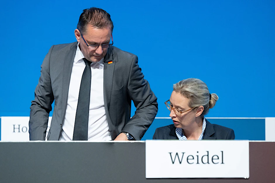 Tino Chrupalla, AfD-Bundesvorsitzender, und Alice Weidel, AfD-Bundesvorsitzende, unterhalten sich auf dem Bundesparteitag der AfD in der Sachsenarena auf der Bühne.