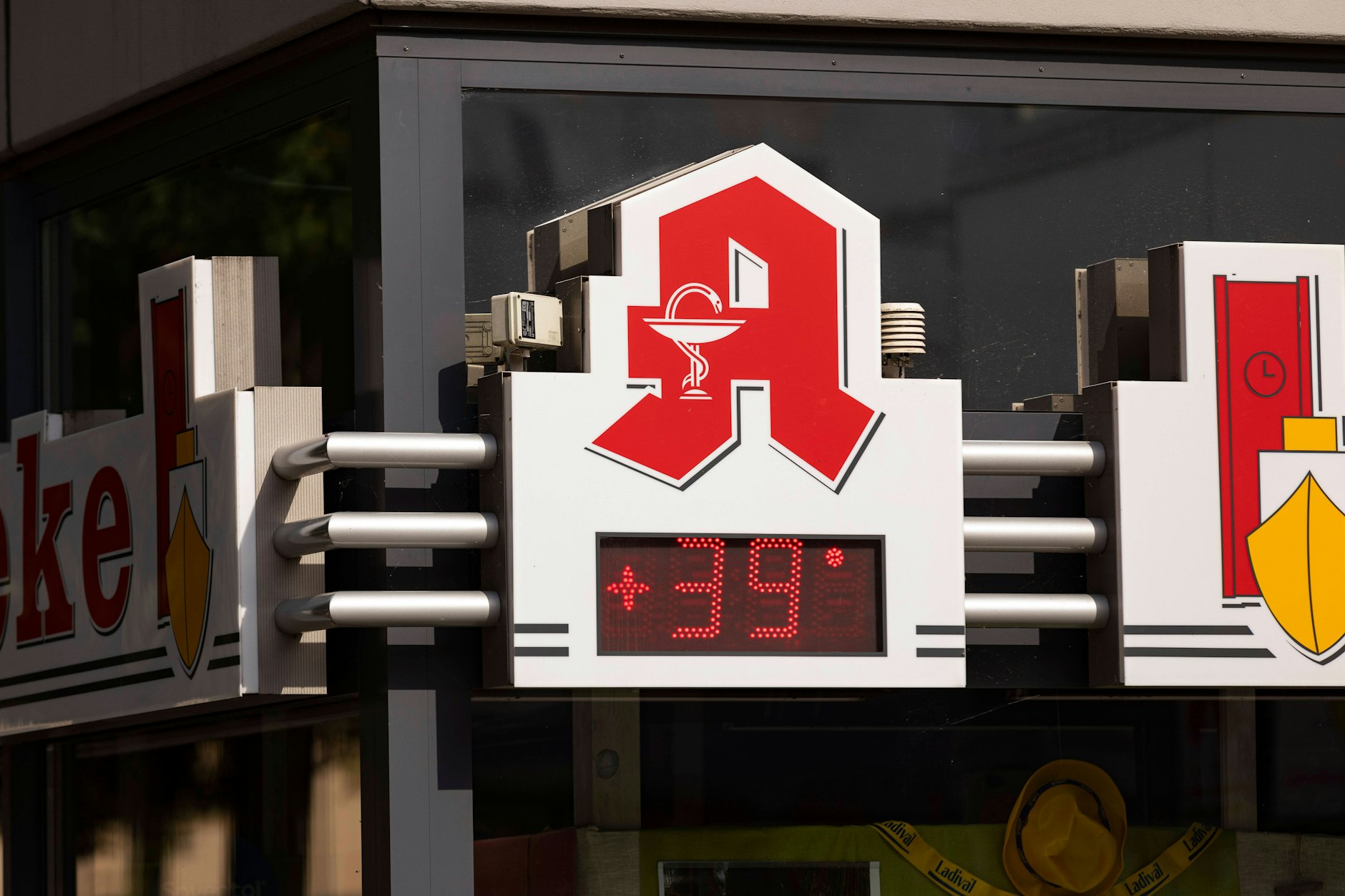 Hochsommerliche Temperaturen in Berlin. Das Thermometer in Tempelhof am Tempelhofer Damm zeigte um 17 Uhr noch 39 Grad an.