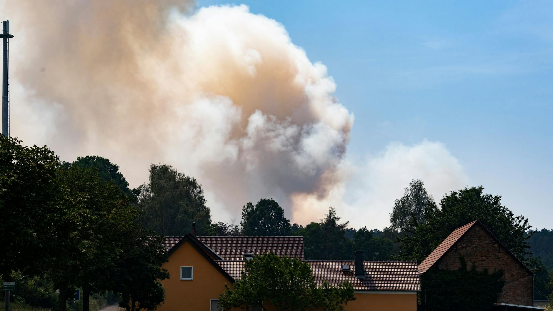 Treuenbrietzen: Eine Rauchwolke ist nahe des Ortsteils Frohnsdorf weithin zu sehen. Dort bekämpft die Feuerwehr seit Tagen einen Waldbrand.