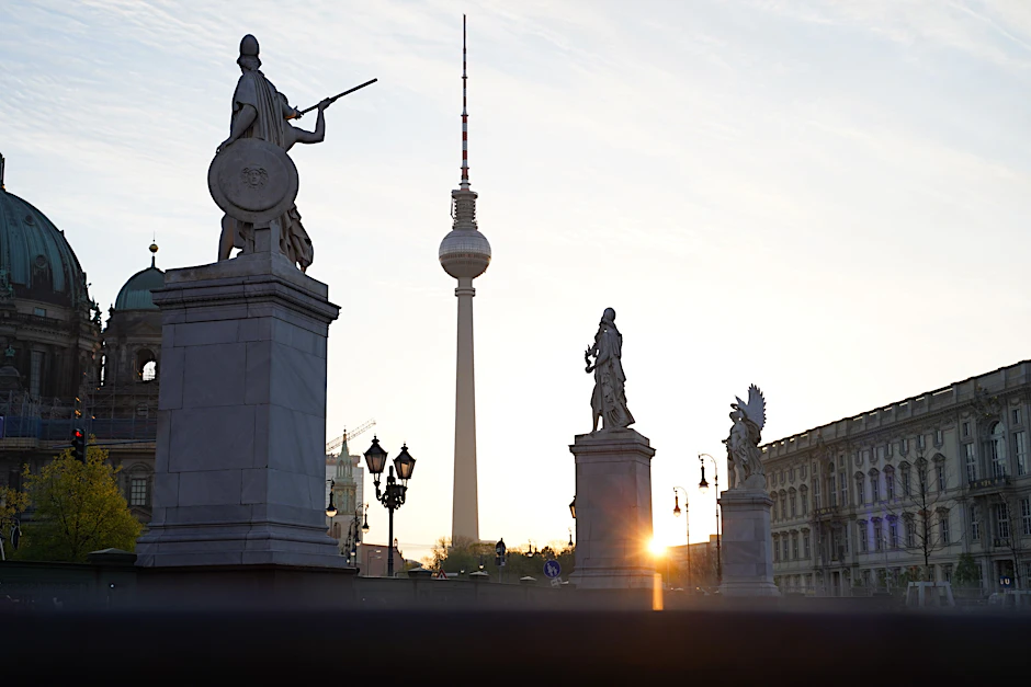 Berlin: Sonnenaufgang mit Blick auf den Fernsehturm. (Symbolbild)