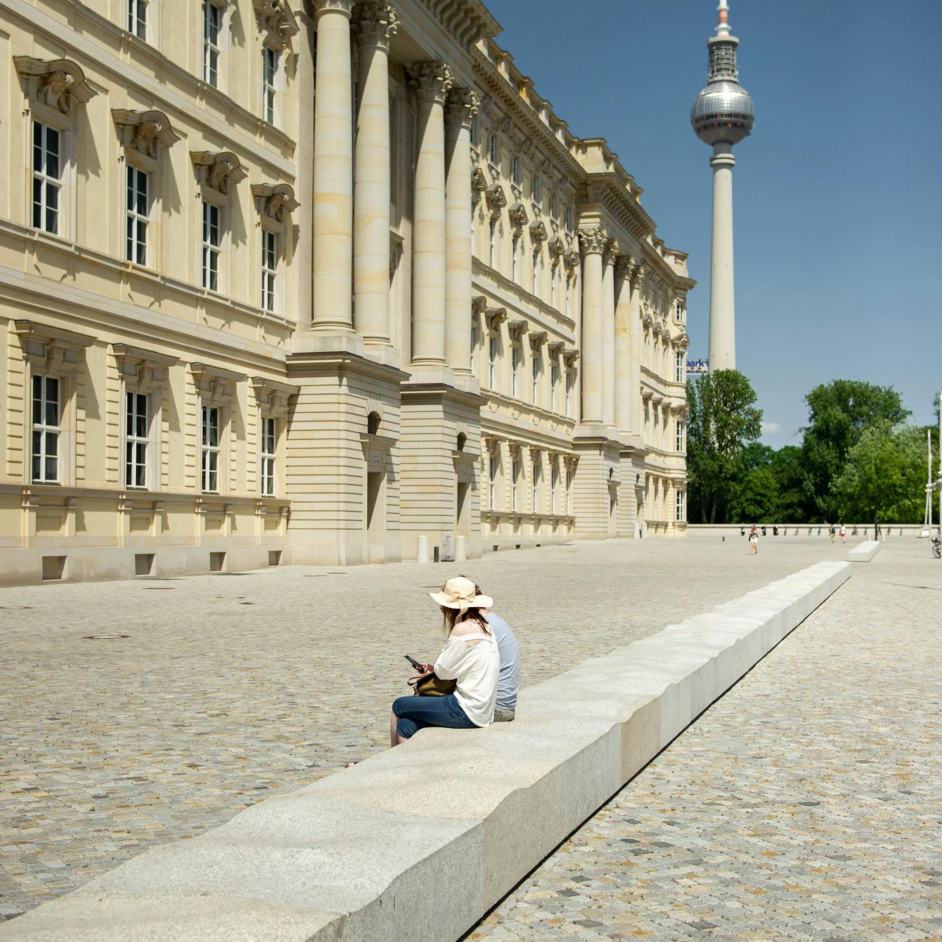 Hier bleibt man an heißen Tagen besser nicht lange sitzen: Der Platz vor dem Humboldt-Forum ist als schattenfreie Steinwüste gestaltet.