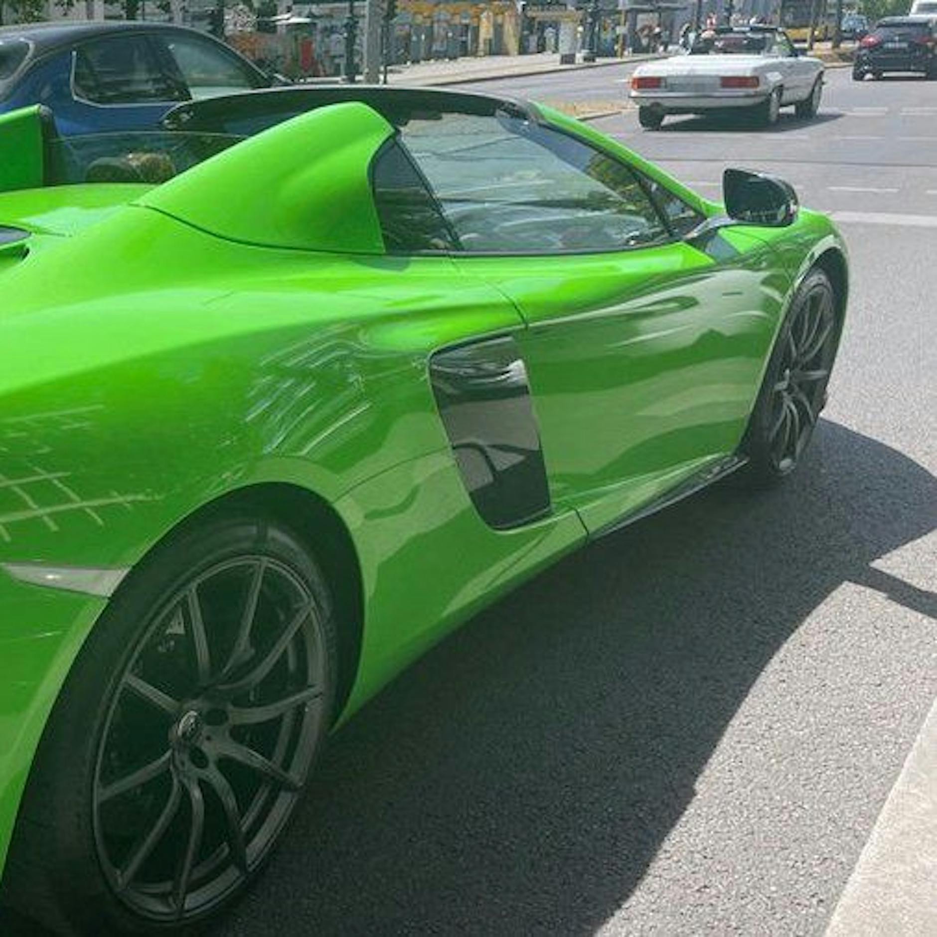 Rüpel-Raserin in froschgrünem Rennwagen auf dem Kudamm unterwegs