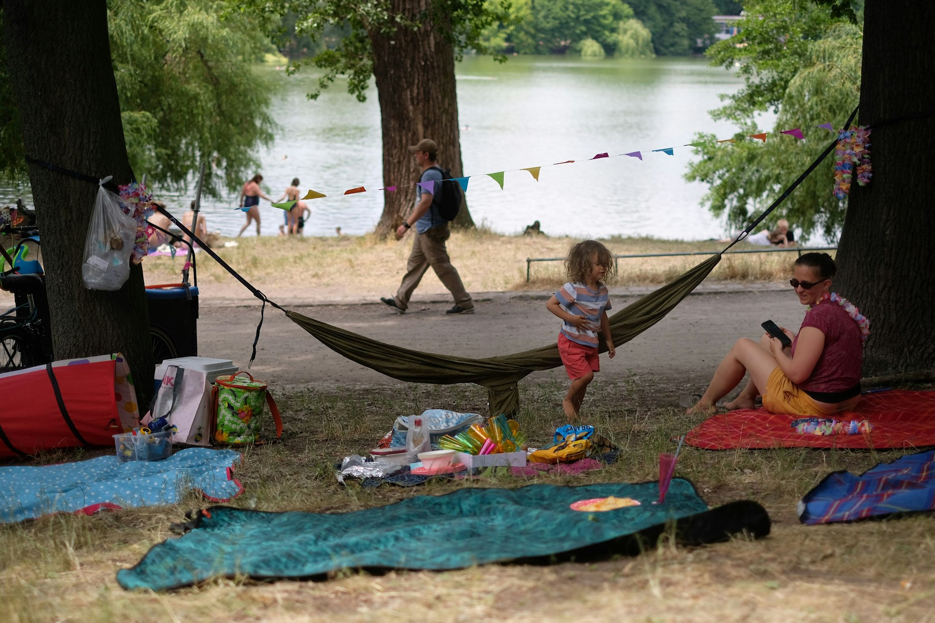 So idyllisch wie auf dem Bild endete der Tag gestern am Weißen See nicht. Ein Mensch starb beim Baden.