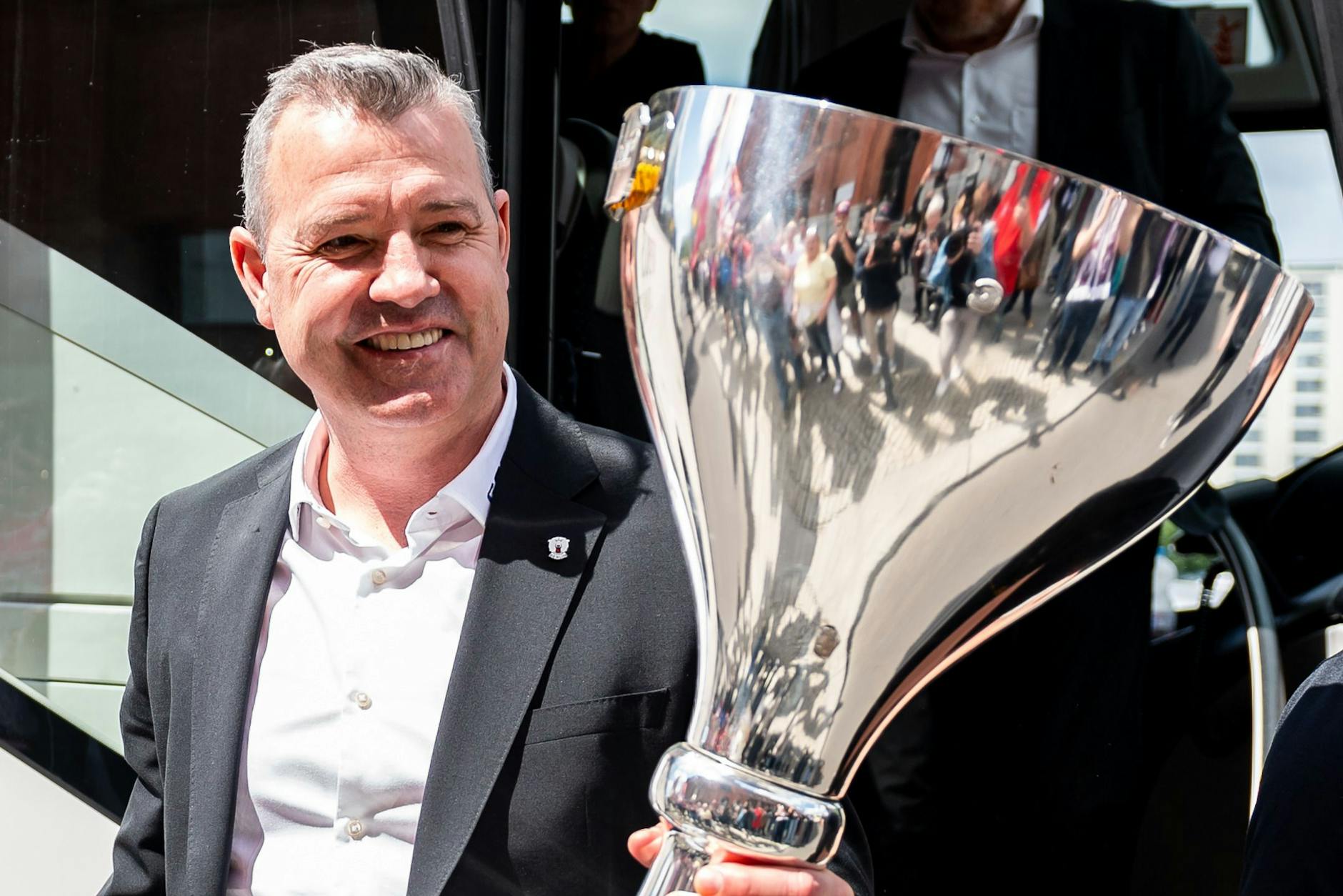 Eisbären-Trainer Serge Aubin und der Meisterpokal – irgendwie passen die beiden prächtig zusammen.