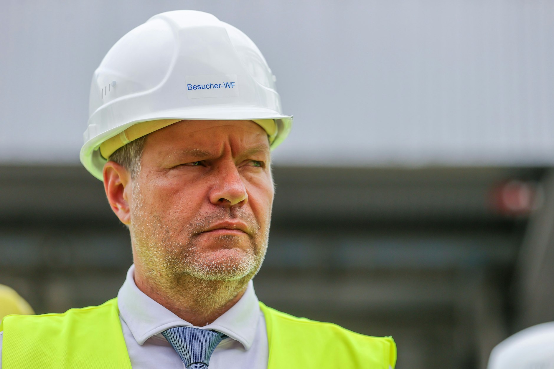 Bundesminister für Wirtschaft und Klimaschutz, Robert Habeck. Habeck&nbsp; (Grüne) will angesichts geringerer russischer Gaslieferungen zusätzliche Maßnahmen ergreifen, um Gas einzusparen und die Vorsorge zu erhöhen. So soll der Einsatz von Gas für die Stromerzeugung und Industrie gesenkt und die Befüllung der Speicher vorangetrieben werden.