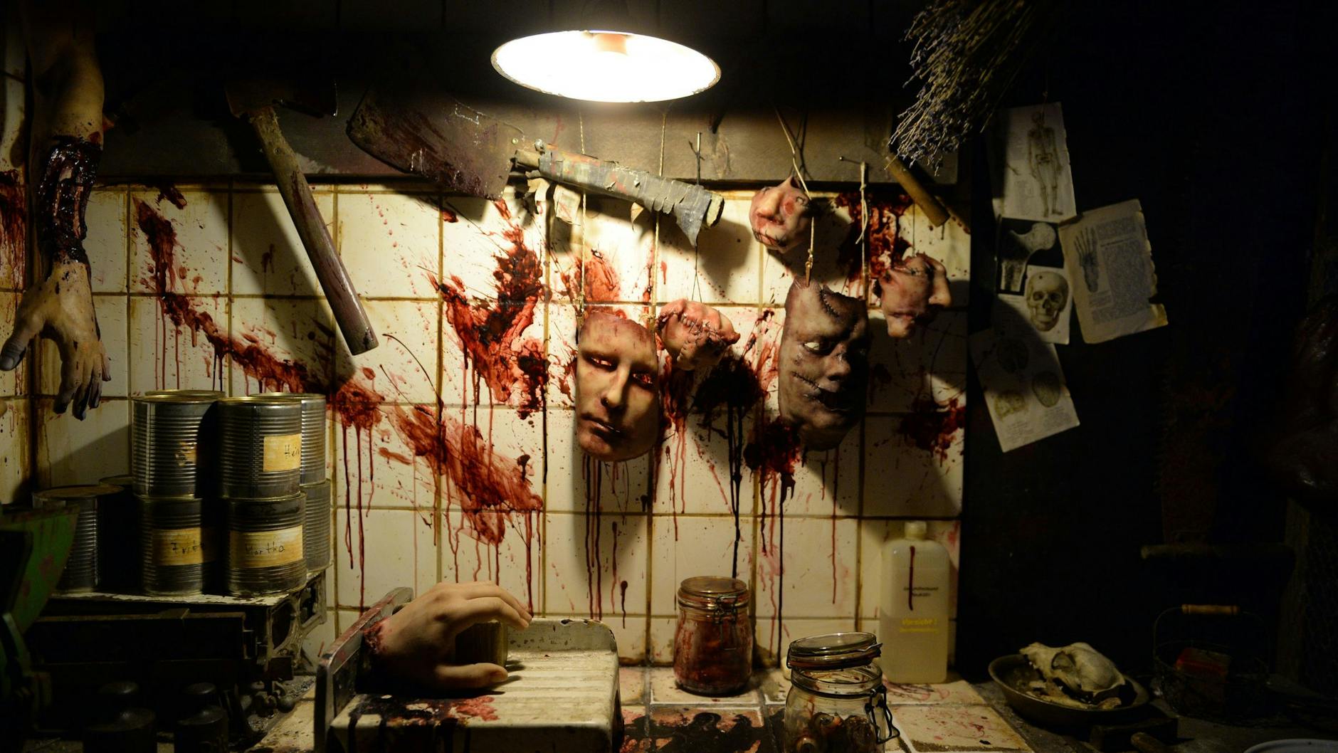 Es gibt auch Escape Rooms, in denen es durchaus gruselig und blutig zugehen kann. Hier ein Ausschnitt aus einem Raum in Berlin - welcher? Das wird nicht verraten...