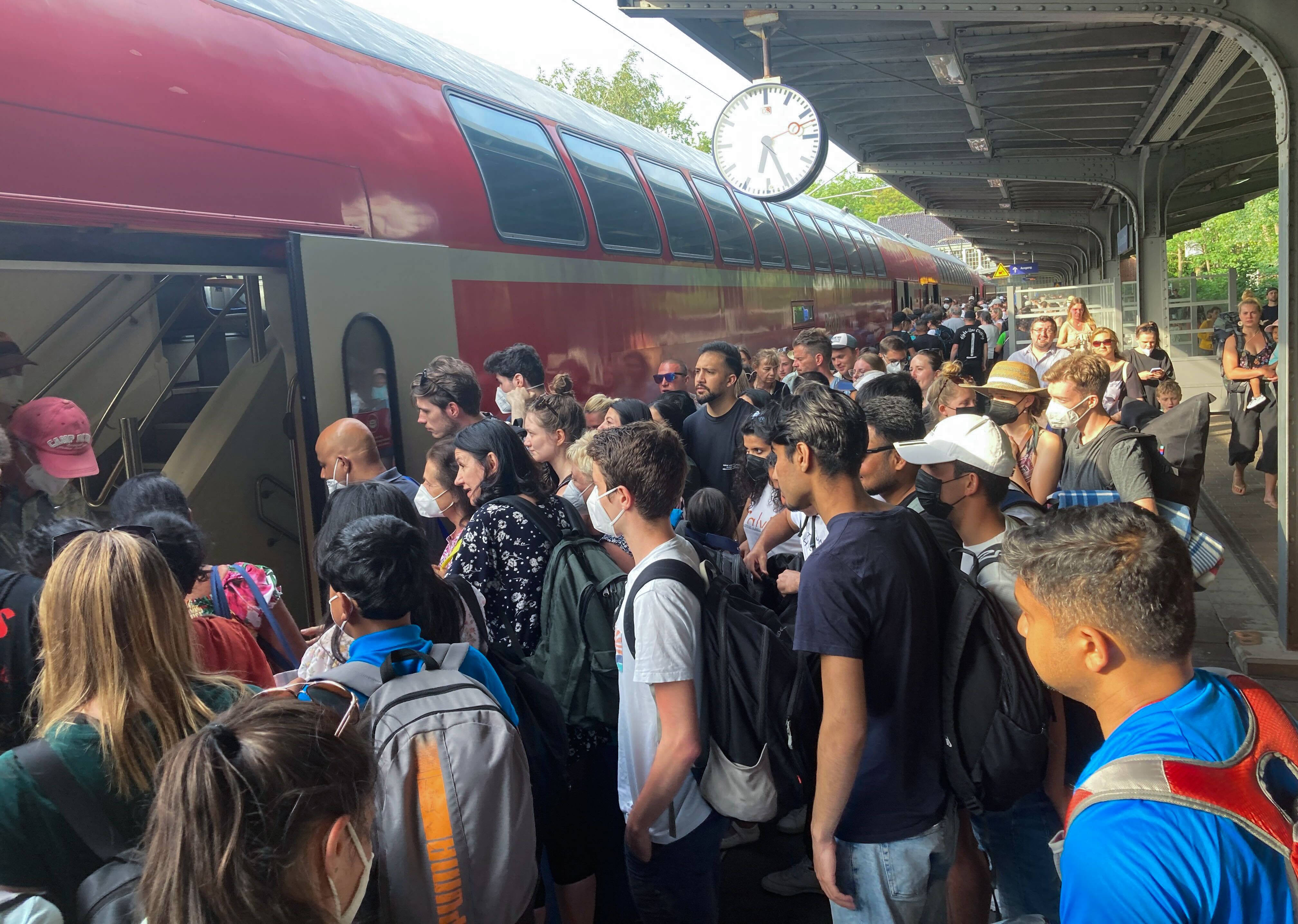 9-Euro-Ticket-Irrsinn! Urlaub wegen vollen Zügen: Pendlerin kommt seit einer Woche nicht zur Arbeit