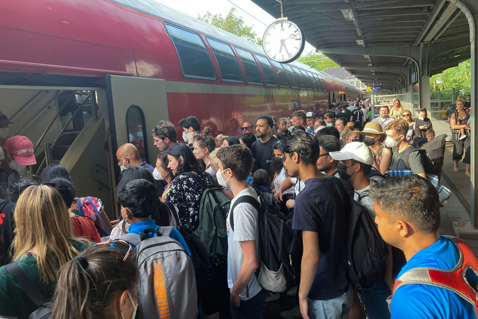 Das günstige 9-Euro-Ticket sorgt dafür, dass viele Regionalzüge völlig überfüllt sind.