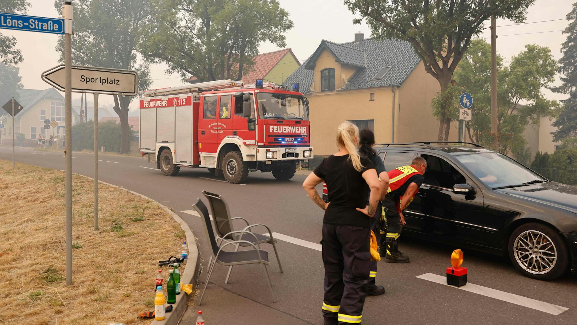 Die Feuerwehr in Beelitz. Straßen sind abgesperrt.