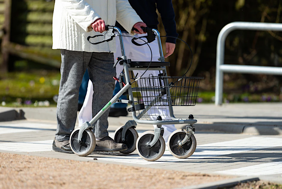 Ältere oder andere Menschen mit einem tendenziell instabilen Kreislauf gelten bei Hitze als besonders gefährdet. (Symbolbild)