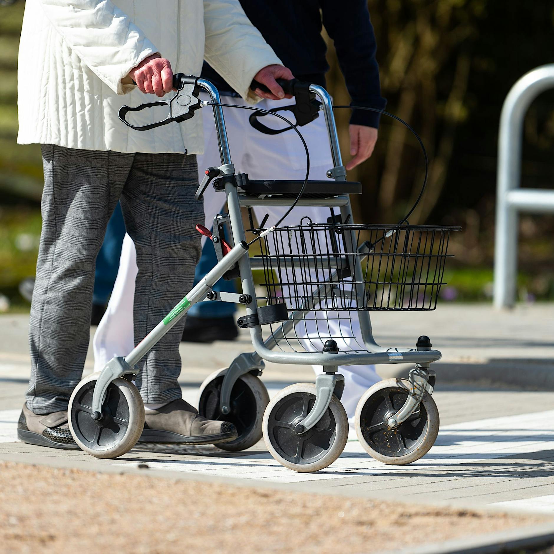 Patientenschützer schlagen Alarm: Mangelnder Hitzeschutz in Pflegeheimen