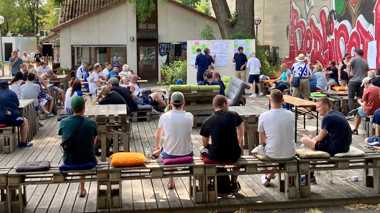 In Neukölln kamen am Sonntag rund 100 Herthanerinnen und Herthaner zusammen, diskutierten in Workshops über die Zukunft von Hertha BSC.