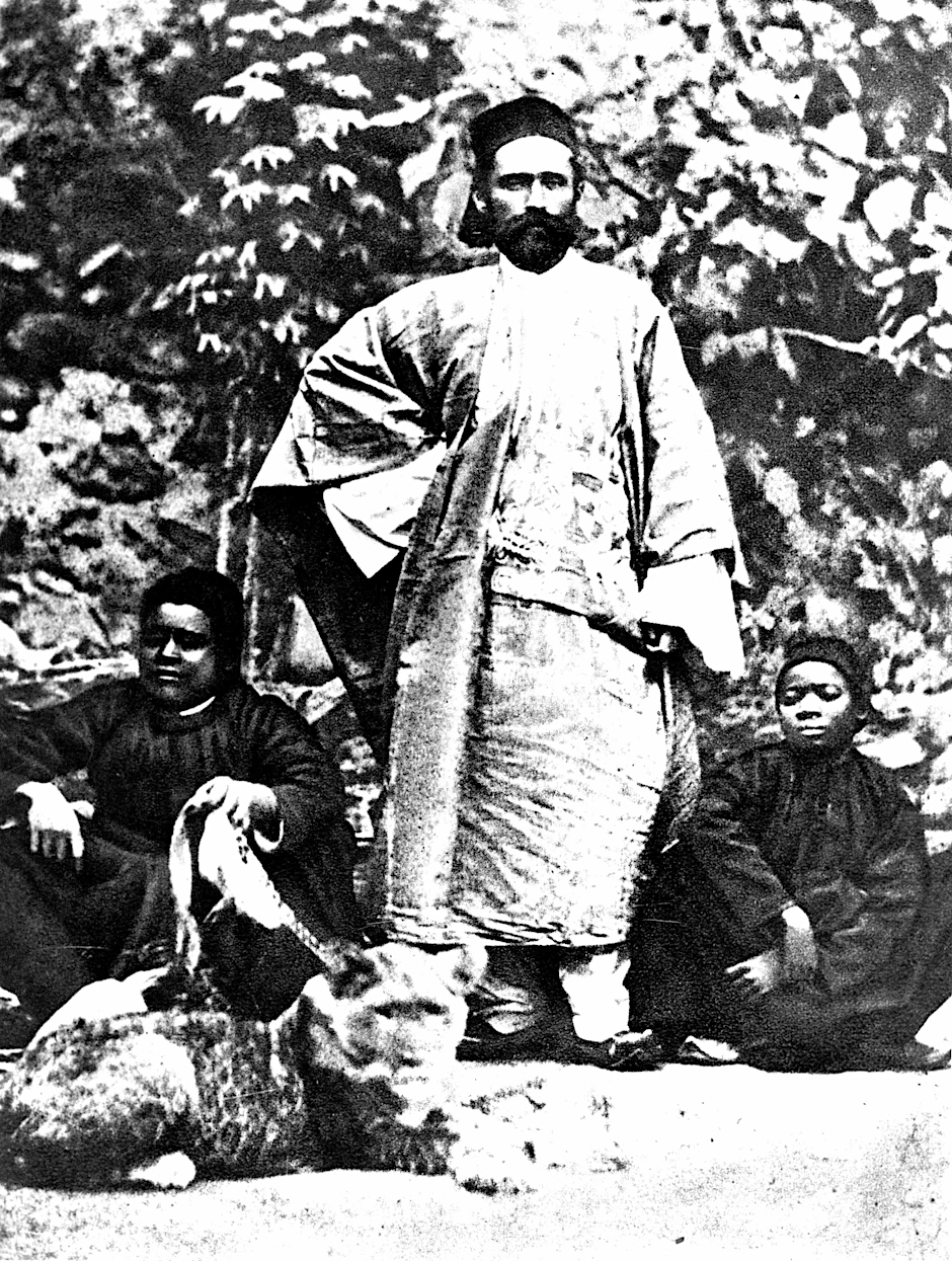 Nachtigal in orientalischem Festgewand in Kairo 1875