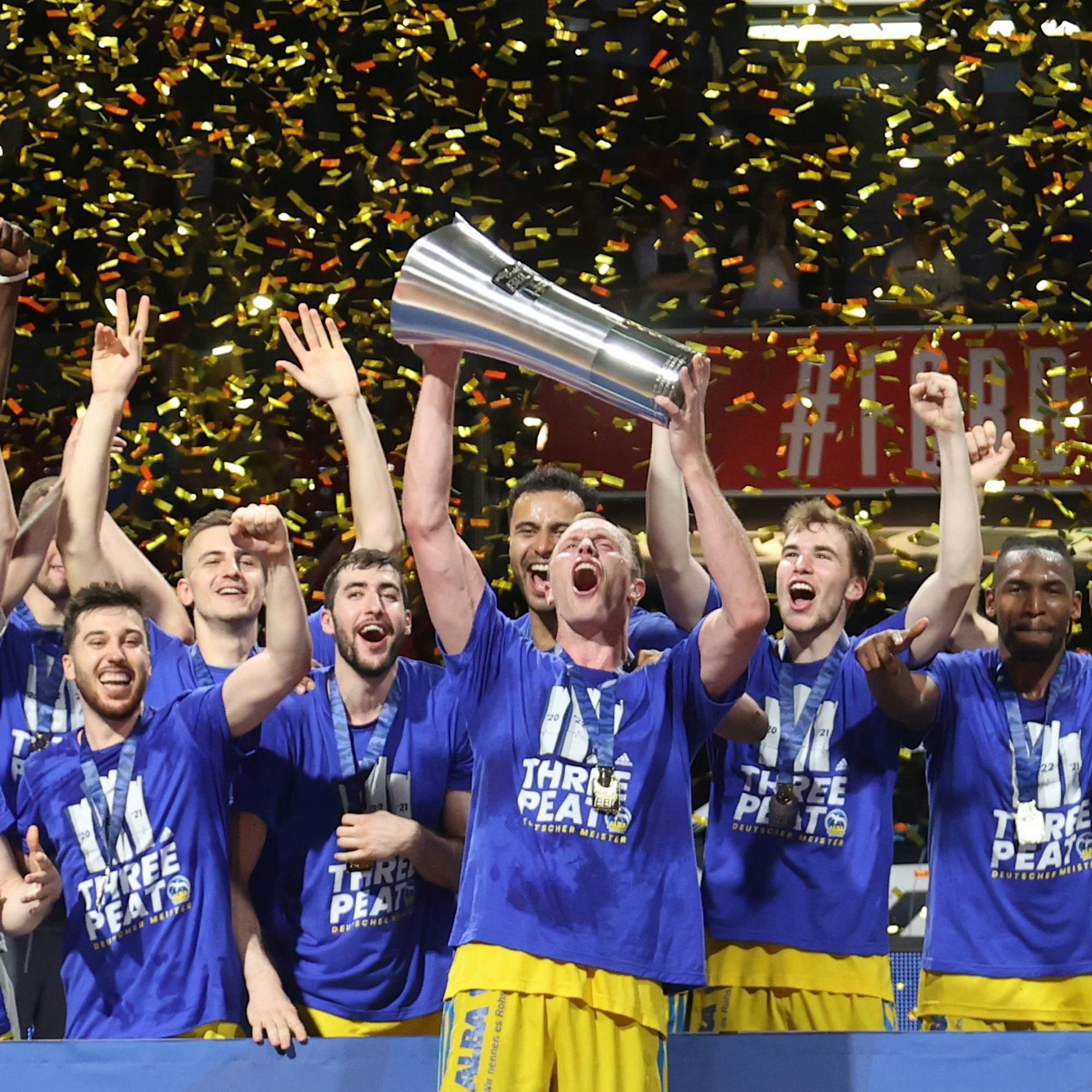 Meister-Hattrick! Die Riesen von Alba Berlin sind einfach riesig