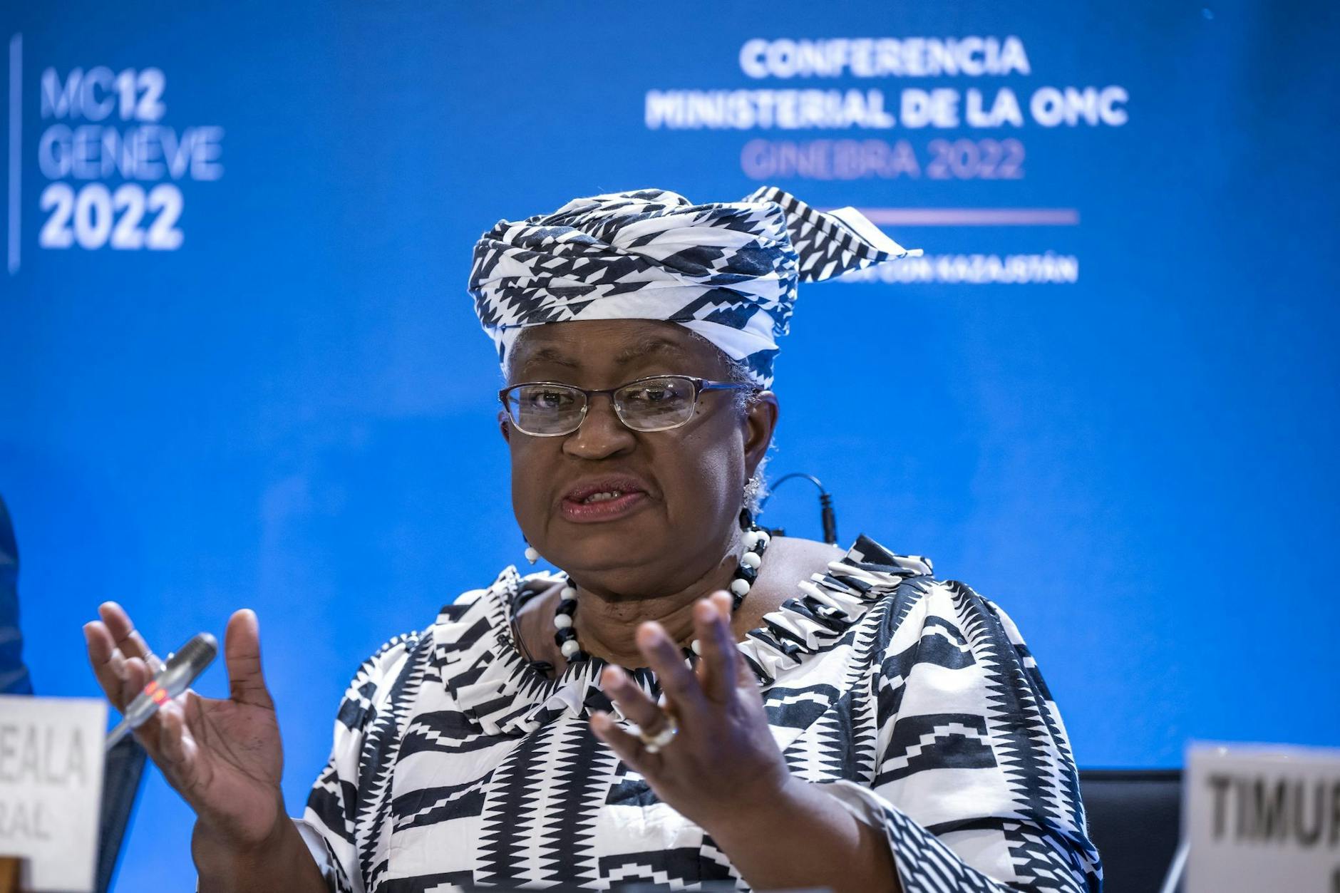 WTO-Chefin Ngozi Okonjo-Iweala hat ein Abkommen erreicht und erhält ein nachträgliches Geburtstagsständchen.