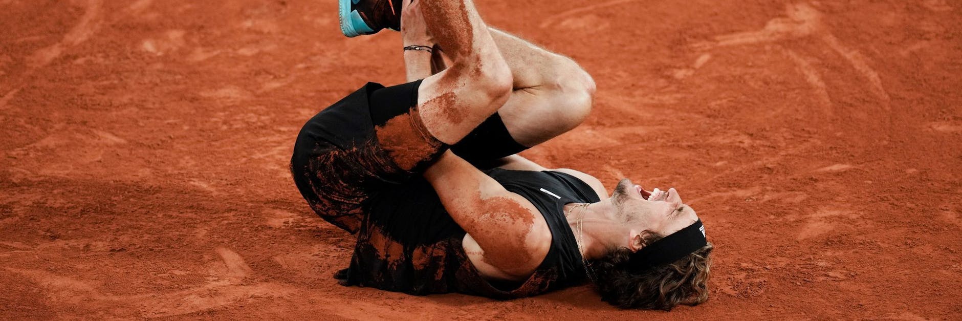 Tennis-Olympiasieger Alexander Zverev verletzte sich in Paris.